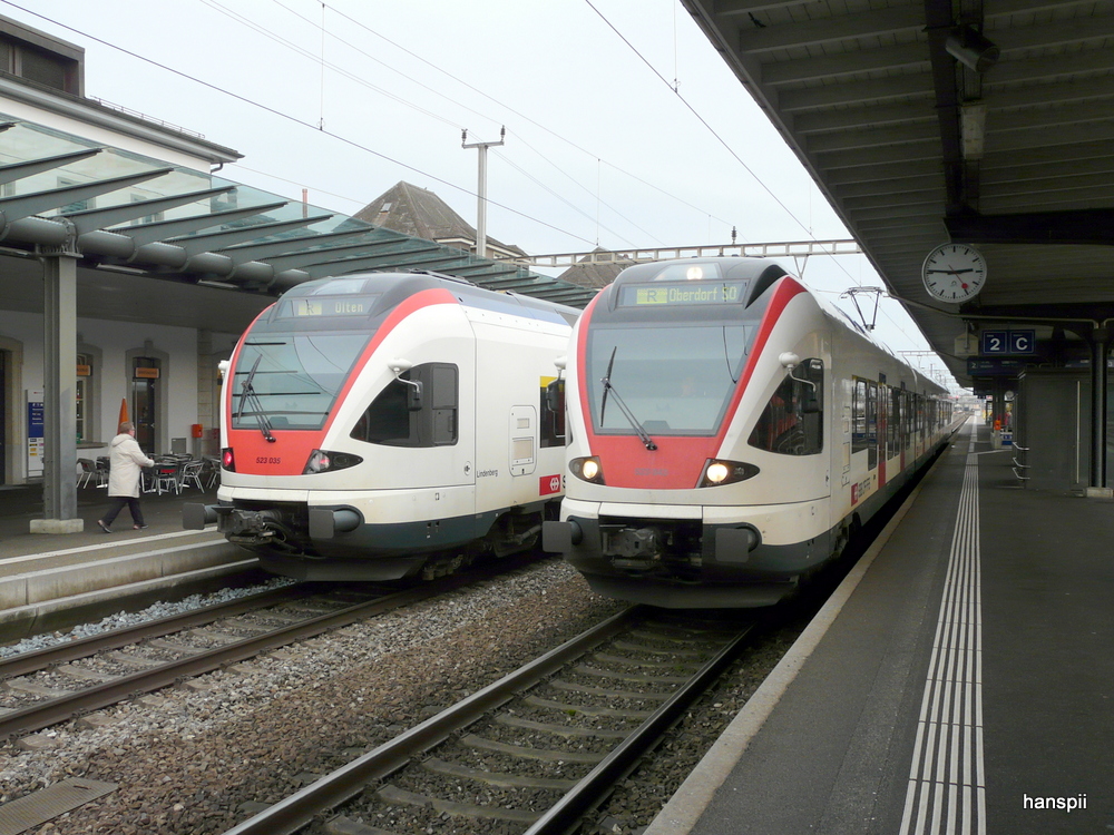 SBB - Triebzge RABe 523 035 und RABe 523 043 im Bahnhof Solothurn am 23.12.2012