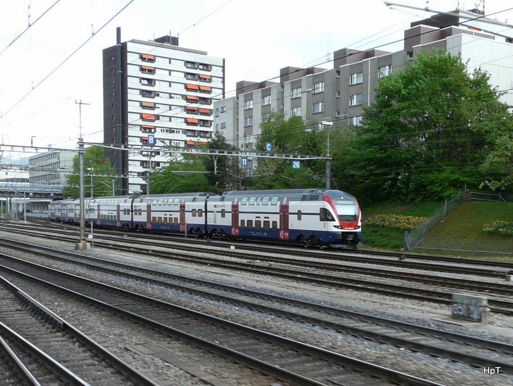 SBB - Triebzug RABe 511 001 in Bern abgestellt am 24.04.2011 .. Bild wurde aus Vorbeifahrenem Regio hinaus Gemacht