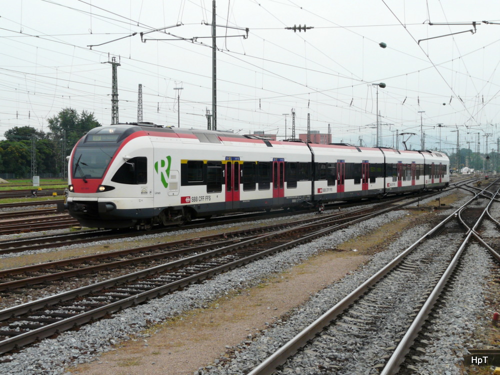 SBB - Triebzug RABe 521 004-7 unterwegs im Bahnhofsareal vom Bahnhof Basel Badisch am 04.09.2012