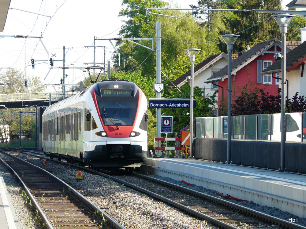 SBB - Triebzug RABe 523 032-6 bei der einfahrt in den Bahnhof Dornach-Arlesheim am 29.04.2010