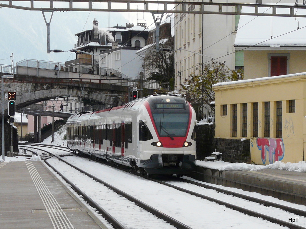 SBB - Triebzug RABe 523 021 bei der einfahrt in den Bahnhof Montreux am 03.12.2010