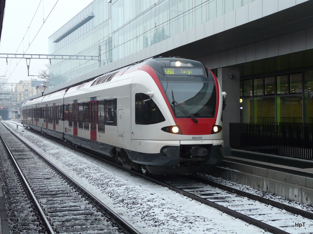 SBB - Triebzug RABe 523 015-1 im Bahnhof Aarau am 29.12.2010