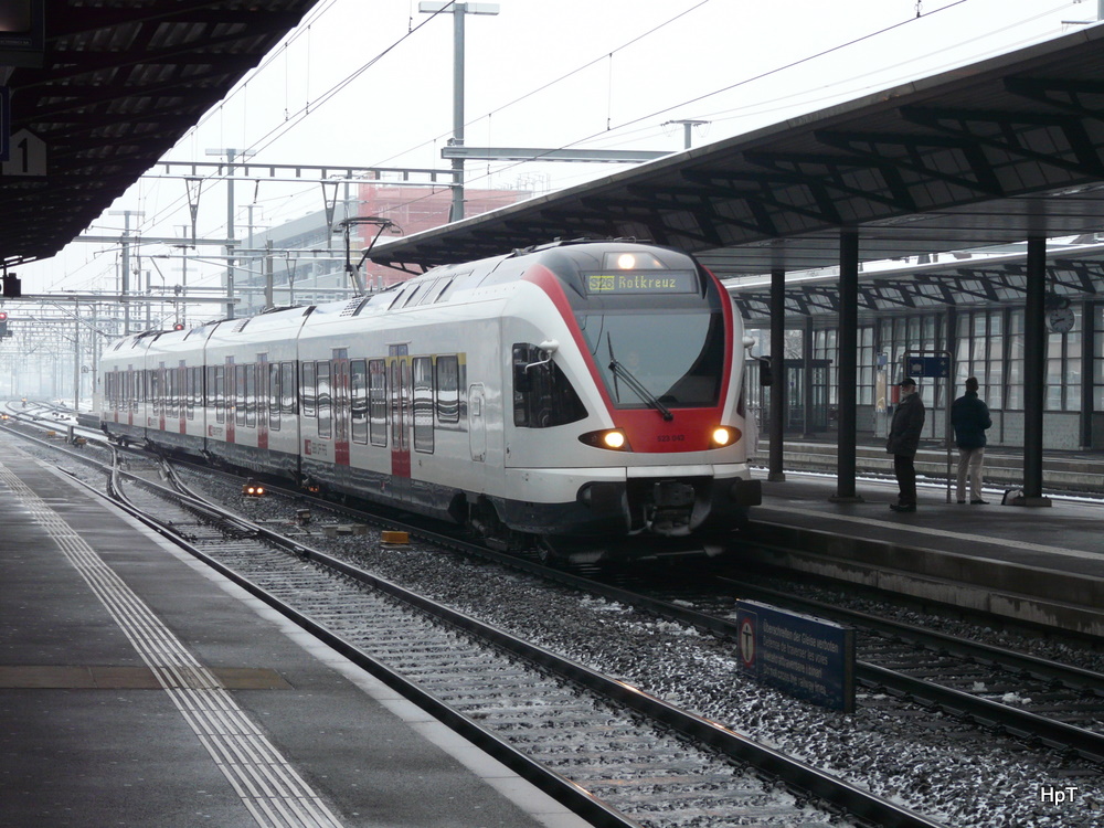 SBB - Triebzug RABe 523 042-5 bei der einfahrt in den Bahnhof Aarau am 29.12.2010