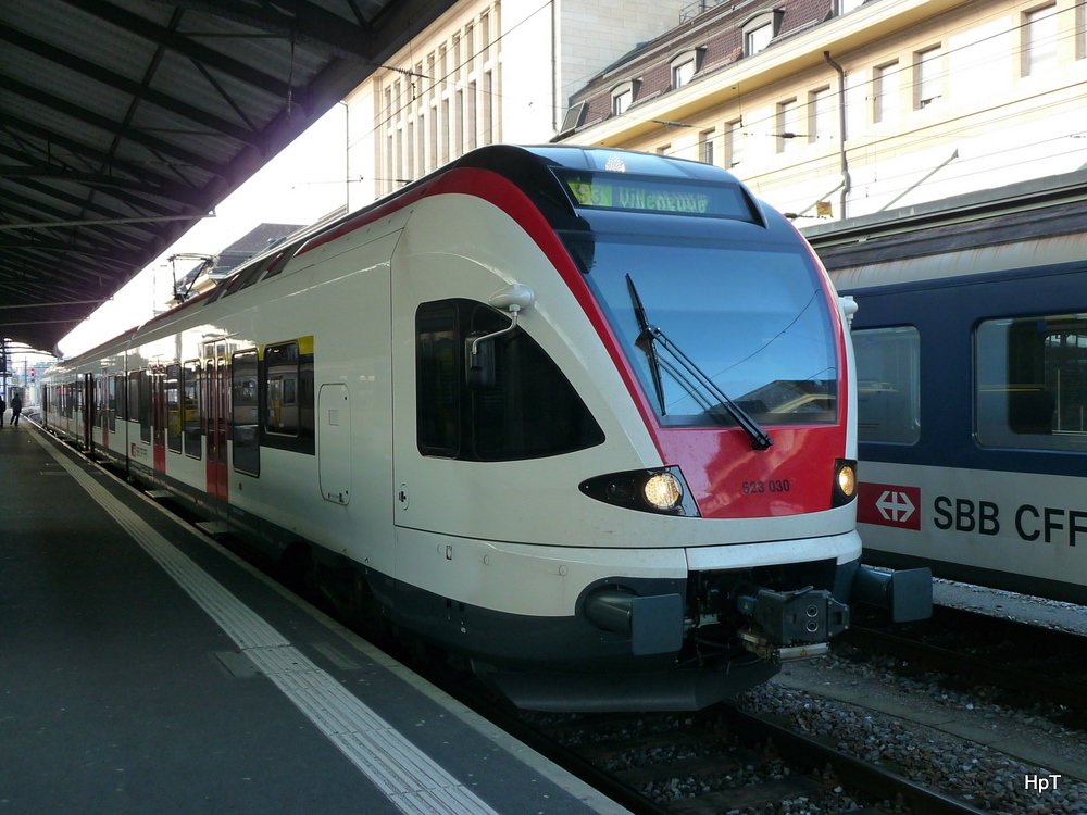 SBB - Triebzug RABe 523 030-0 in Lausanne am 22.01.2011