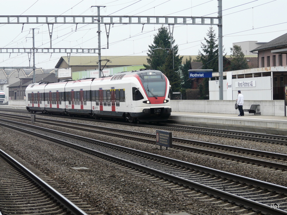 SBB - Triebzug RABe 523 014-4 bei der einfahrt im Bahnhof Rothrist am 12.03.2010