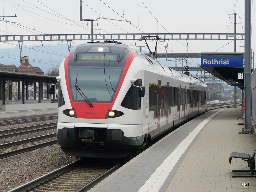 SBB - Triebzug RABe 523 041-7 bei der einfahrt im Bahnhof Rothrist am 12.03.2010

