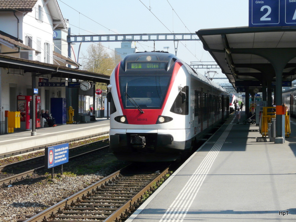 SBB - Triebzug RABe 523 013-6 unterwegs auf der S8 als Regio nach Olten im Bahnhof Sursee am 17.04.2011