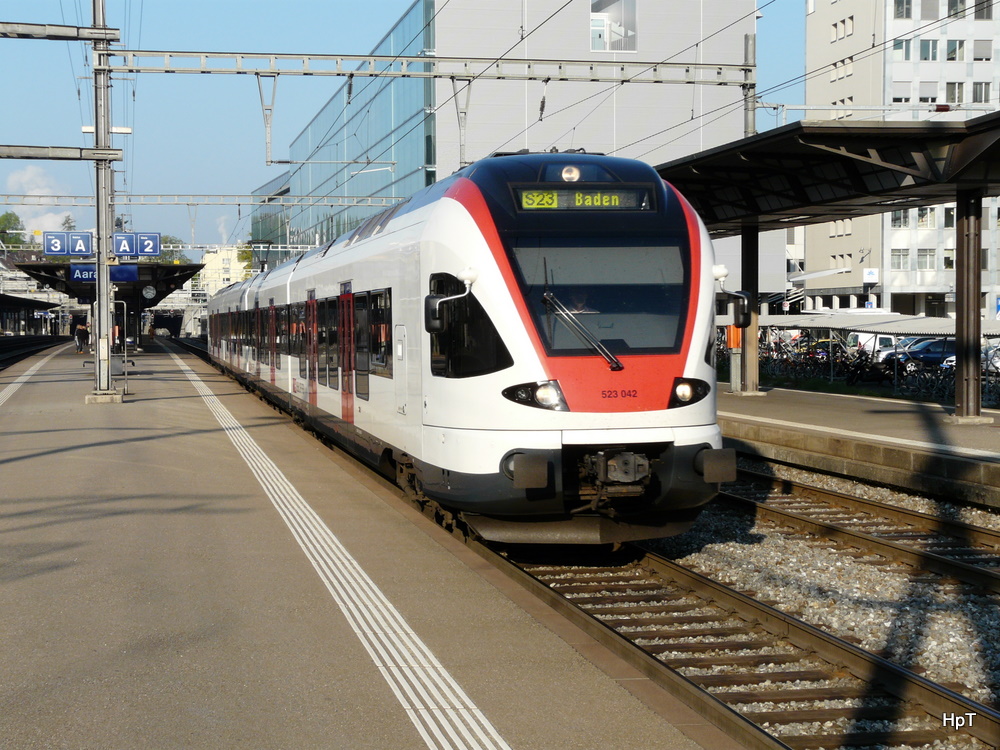SBB - Triebzug RABe 523 042-5 im Bahnhof Aarau auf der S23 als Regio nach Baden am 17.04.2011

