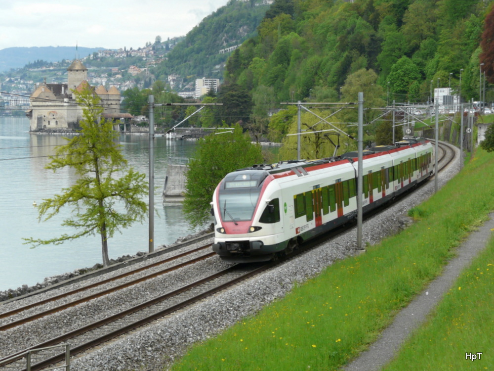 SBB - Triebzug RABe 523 030-0 unterwegs bei Villeneuve am 01.05.2012