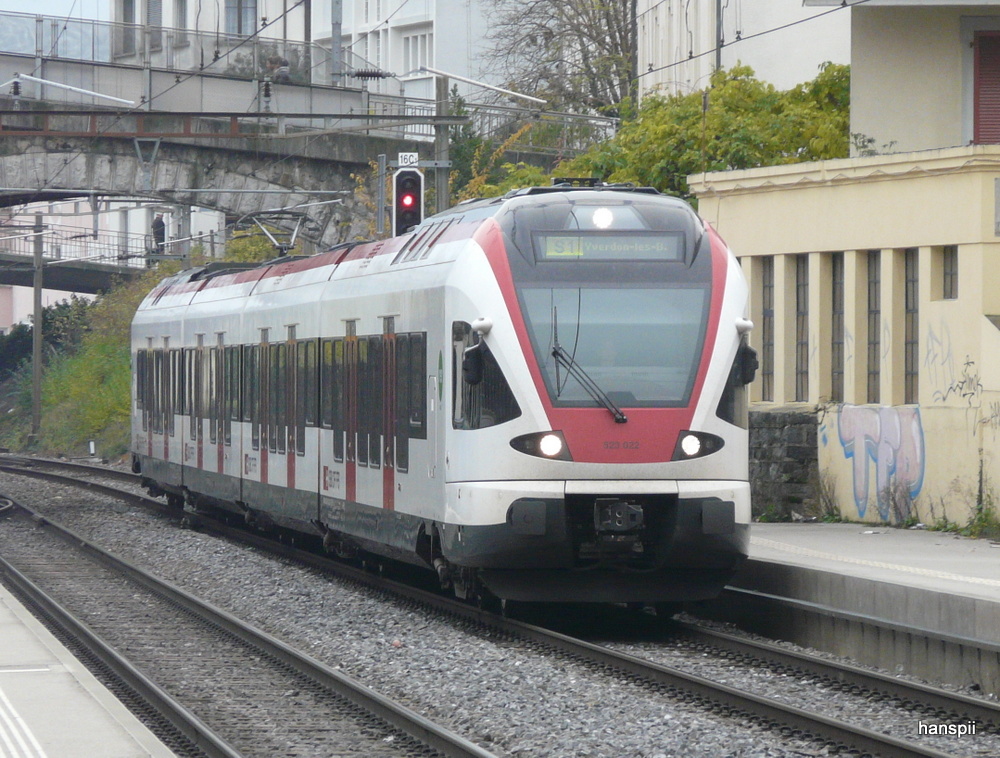 SBB - Triebzug RABe 523 022 bei der einfahrt im Bahnhof Montreux am 24.12.2012