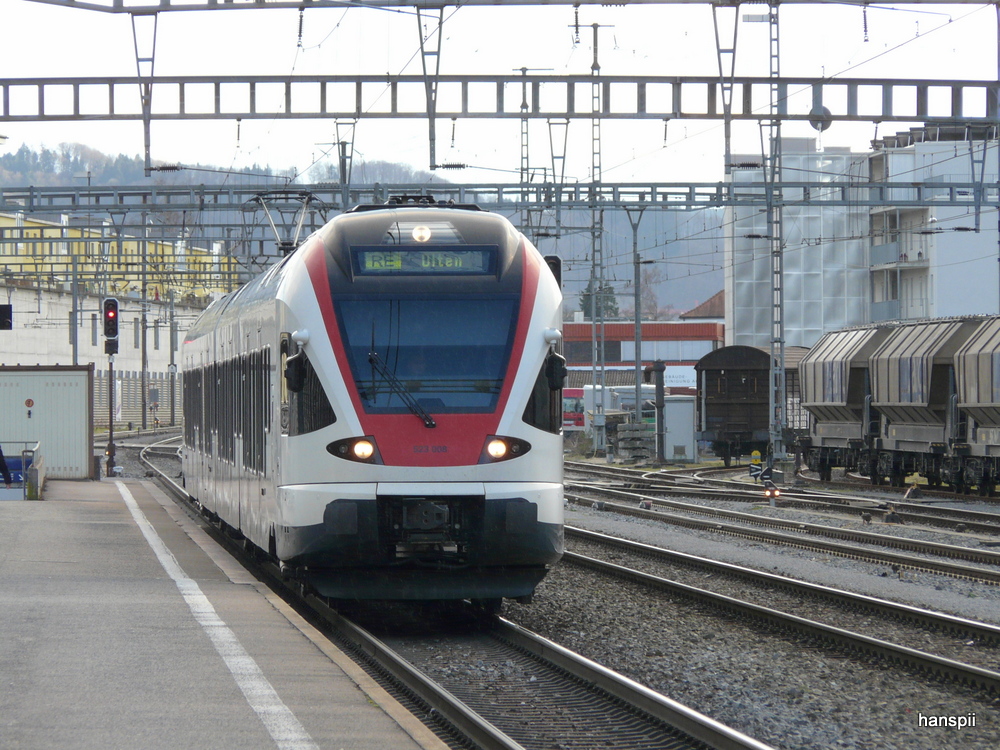 SBB - Triebzug RABe 523 008-1 bei der einfahrt in den Bahnhof Zofingen am 30.12.2012