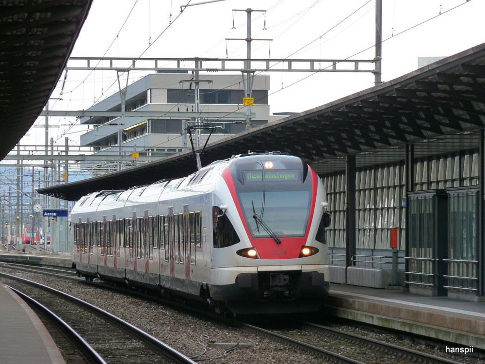 SBB - Triebzug RABe 523 032-6 bei der einfahrt im Bahnhof Aarau am 02.02.2013