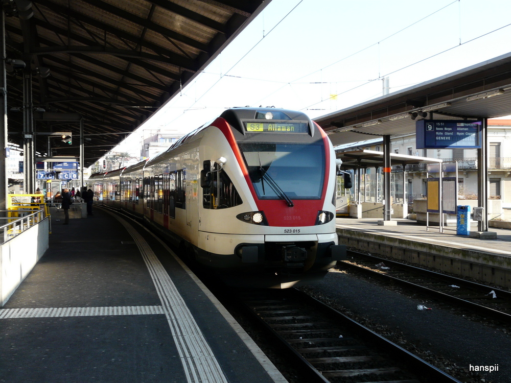 SBB - Triebzug RABe 523 015-1 als Regio bei der ausfahrt aus dem Bahnhof von Lausanne am 16.02.2013