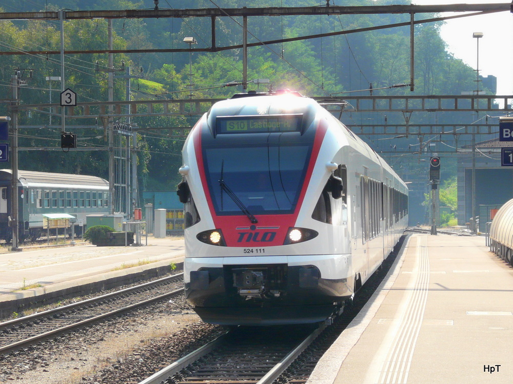SBB - Triebzug RABe 524 111-. bei der einfahrt in den Bahnhof Bellinzona am 30.09.2011