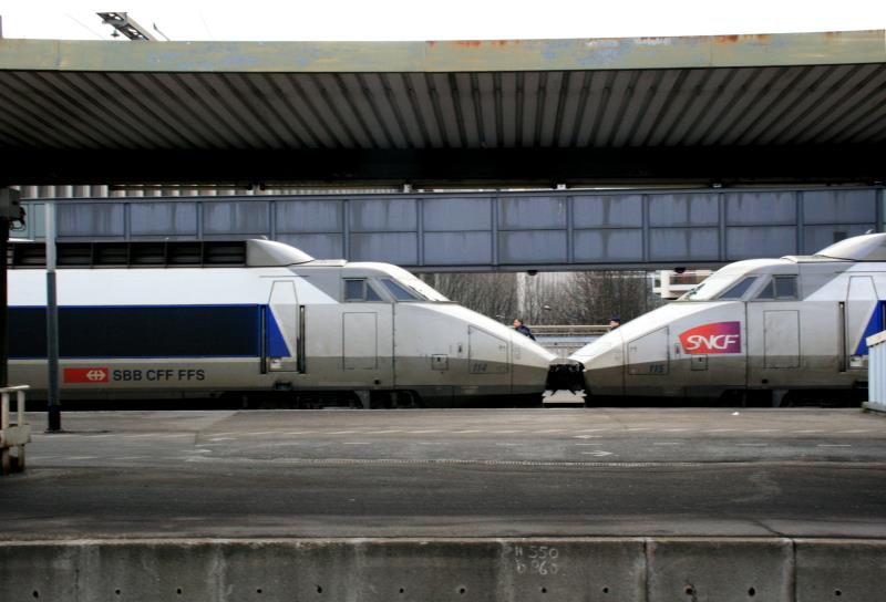 SBB trifft SNCF. Zwei TGV der unterschiedlichen Bahnverwaltungen sind in Paris Gare de Lyon zusammengekuppelt; 02.01.2011