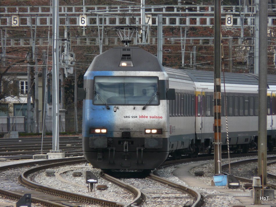SBB - Werbelok 460 020-1 vor Reservezug im Bahnhofsareal vorn Bern am 21.11.2009