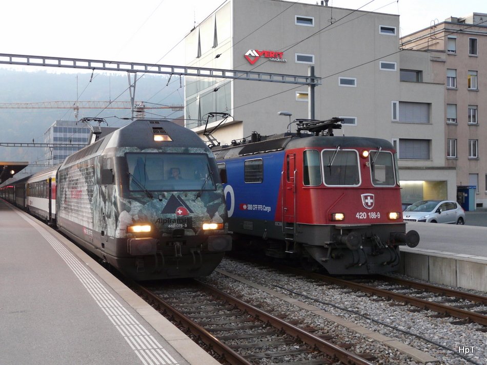 SBB - Werbelok 460 075-5 als Schnellzug nach Zürich und SBB Cargo Re 4/4 420 186-9 vor Regio nach Olten im Bahnhof Biel am 31.10.2009