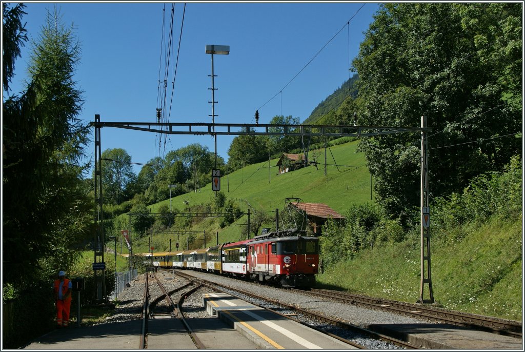 SBB (zb) De 110 022-1 mit einem  GoldenPass  IR von Interlaken nach Luzern bei der Durchfahrt in Oberried am Brienzer See. 
27. August 2013