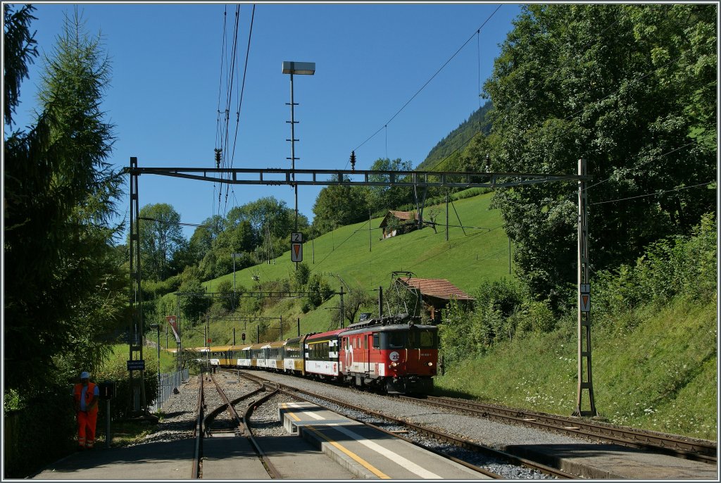 SBB (zb) De 110 022-1 mit einem  GoldenPass  IR von Interlaken nach Luzern bei der Durchfahrt in Oberried am Brienzer See. 
27. August 2013