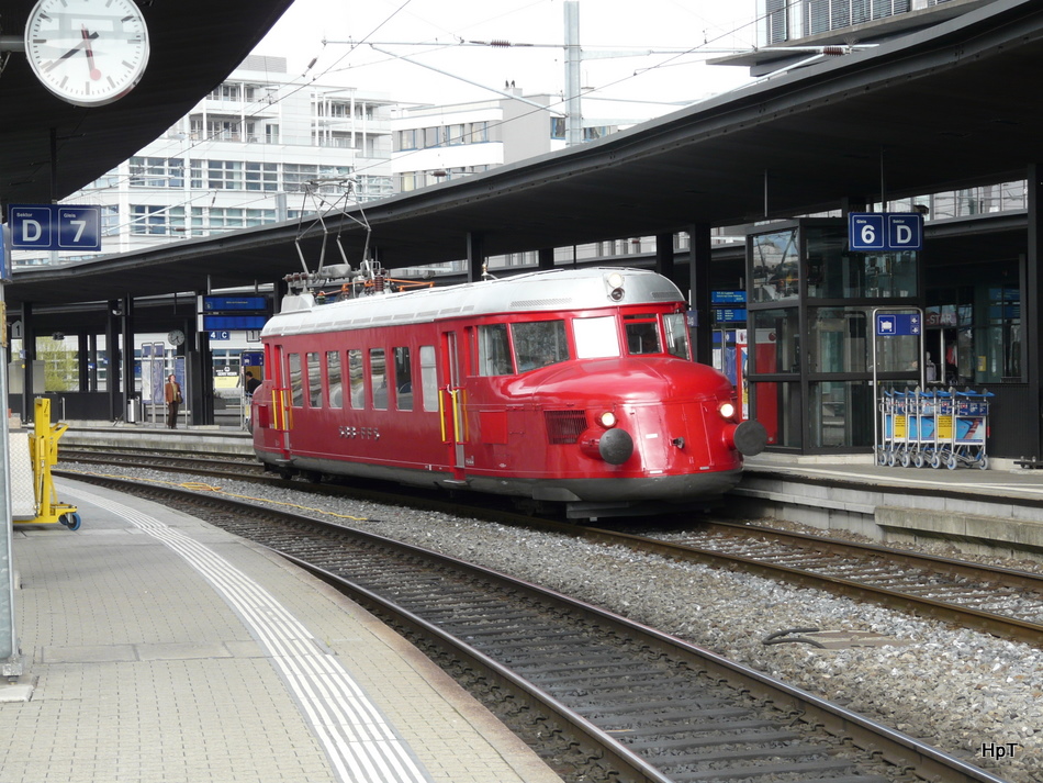 SBB - Zufallsfoto vom dem Rotem Pfeil der RAe 2/4 1001 der auf einer Extrafahrt im Bahnhof Zug einen zwischenhalt eingelegt hat am 10.04.2010 um 17.43 Uhr  Belichtungsdauer: 0.010 s (10/1000) (1/100), Blende: f/4.0, ISO: 100, Brennweite: 15.80 (158/10), 