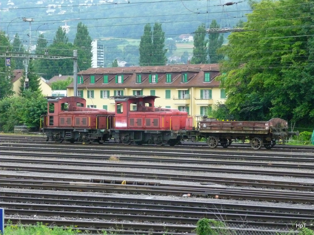 SBB - Zum Abruch bestimmt 2 Stck Tem Nr. ???? und ein uralt Dienstwagen im Gterbahnhof Biel am 29.07.2012 .. Standort des Fotografen das Perron von der SBB Haltestelle Biel-Mett .. 