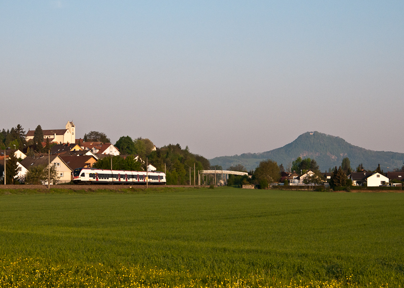 SBB87660	 (Konstanz - Engen) legt sich am 25. April 2011 in Mhlhausen(b Engen) in die Kurve.