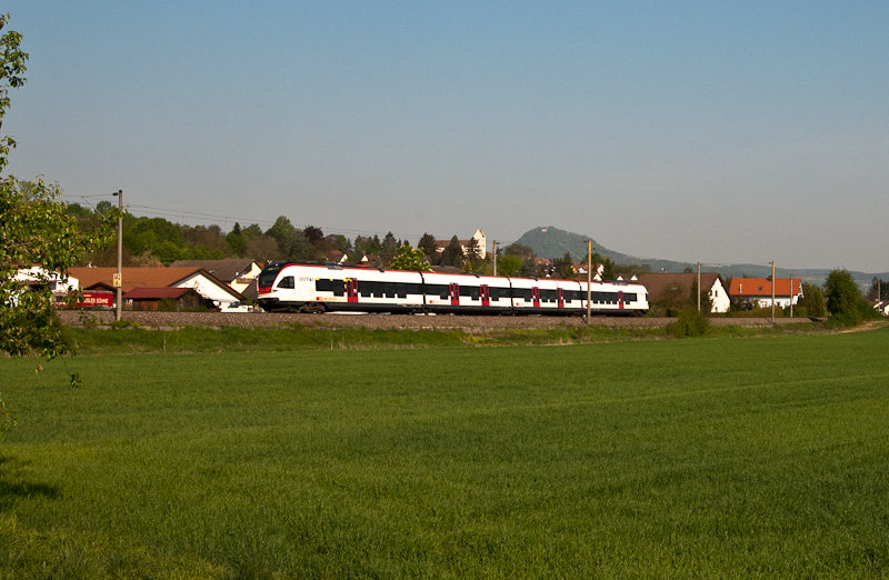 SBB87665 (Engen - Konstanz) am 24. April 2011 nahe Mhlhausen.