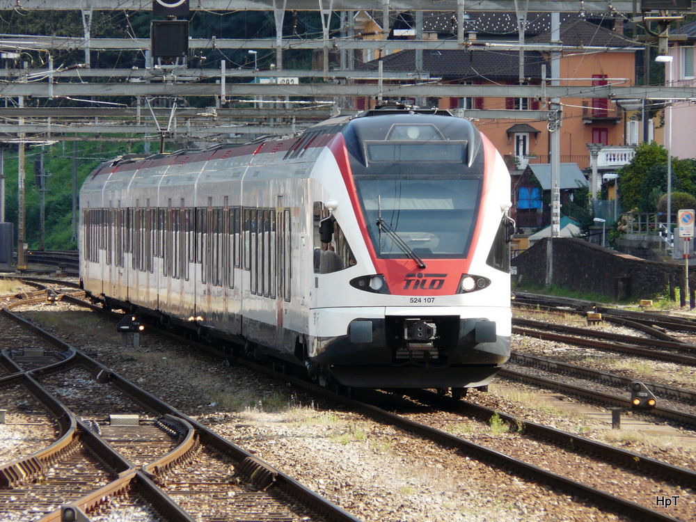 SBB/TILO - 6-Teiliger Triebzug RABe 524 107 abgestellt im Bahnhofsareal in Bellinzona ma 18.09.2012