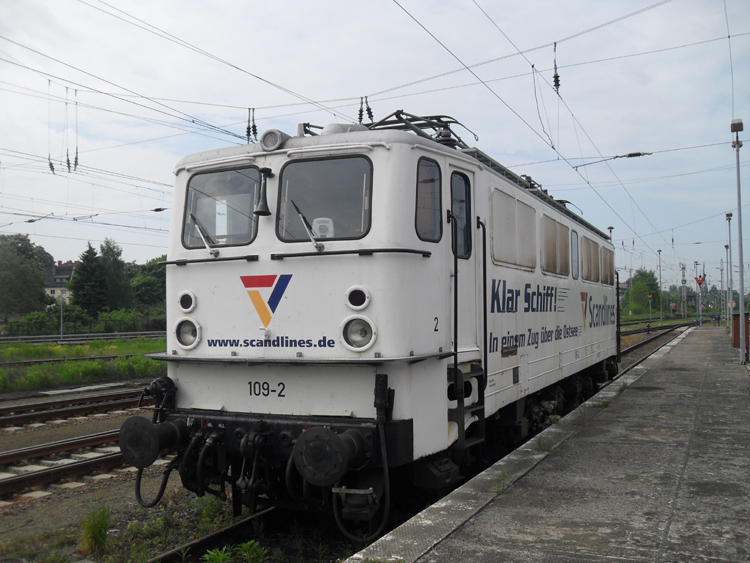 Scandlines Lok 109-2 wartet auf ihren nchsten Einsatz mit EN210 von Berlin Hbf(Tief)Richtung Lund Central.Aufgenommen am 22.05.10 in 
Berlin-Lichtenberg 