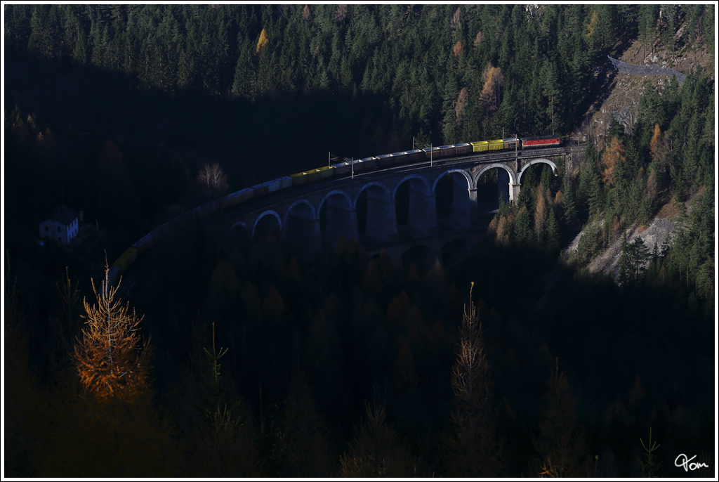 Schachbrett 1144 092 fhrt mit dem Hackschnitzelleerzug 41683 ber das Kalte Rinne-Viadukt nahe Breitenstein.
17.11.2012