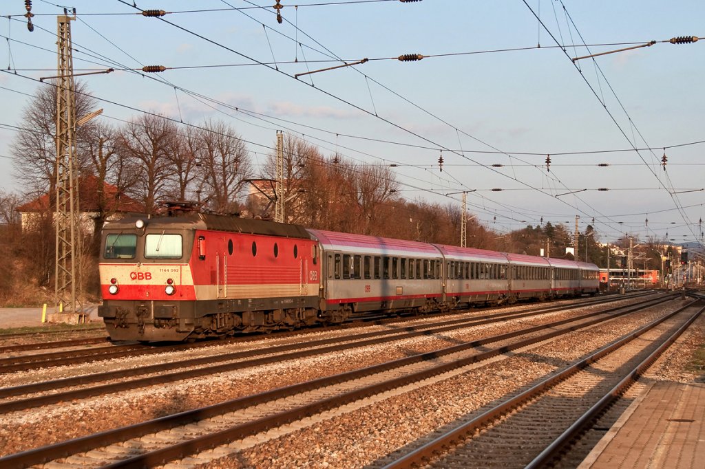 Schachbrett 1144 092 mit R 2032, im Abendlicht des 28.03.2012 in Neulengbach.