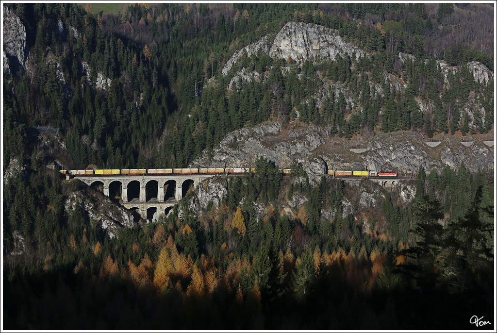 Schachbrett 1144 092 rollt mit dem Hackschnitzelleerzug 41683 ber das Krausel Klause-Viadukt und danach durch den 14 m langen Krausel Tunnel. 
Breitenstein 17.11.2012