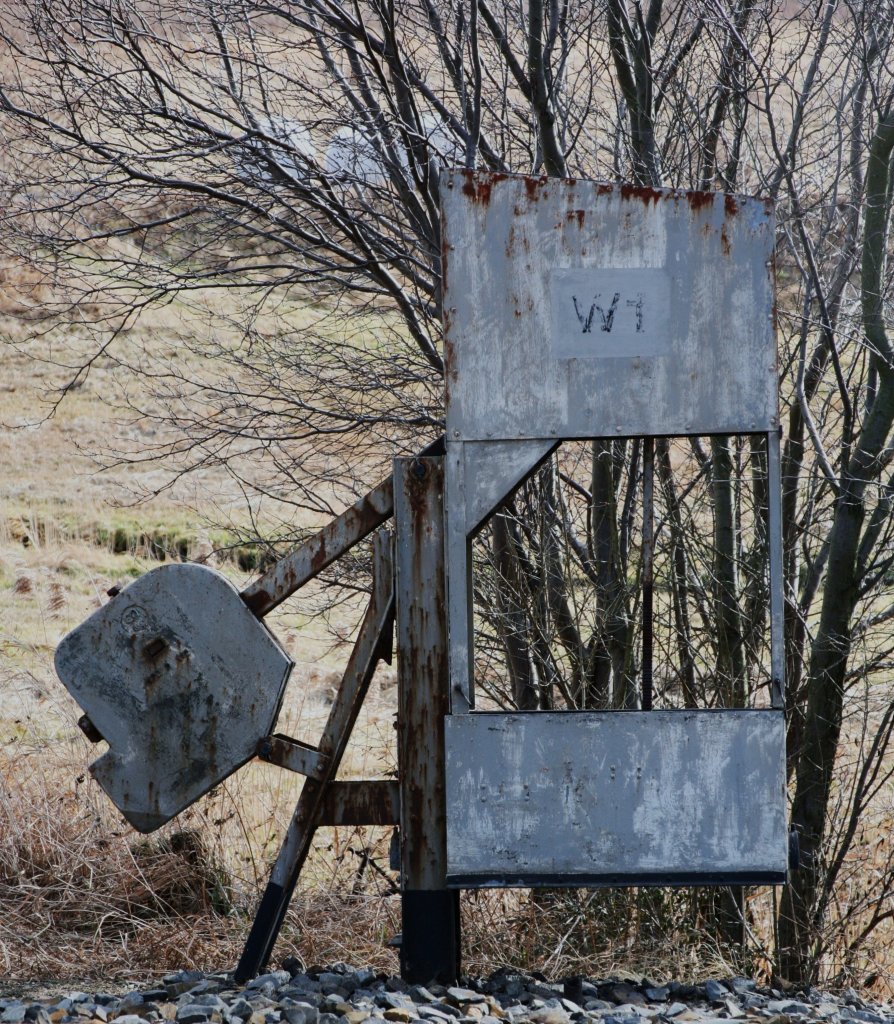 Schade, hier rostet  ein typisches Signalspannwerk im Schatten eines Busches im Haltepunkt  Friedewald Bad vor sich hin. Frher hie die Station Dippelsdorf und 
die Einfahrt war durch ein doppelflgliches Hp gedeckt.