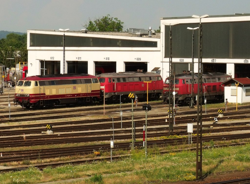 Schade das wir 217 002 schon so frh stehen sahen. Den als wir sahen das sie vorm BW stand wussten wir, das sie heute nicht rausgeht ;-( Deswegen hier blo ein Sichtungsbild von der schnen Blondine.(16.07.2010, Mhldorf)