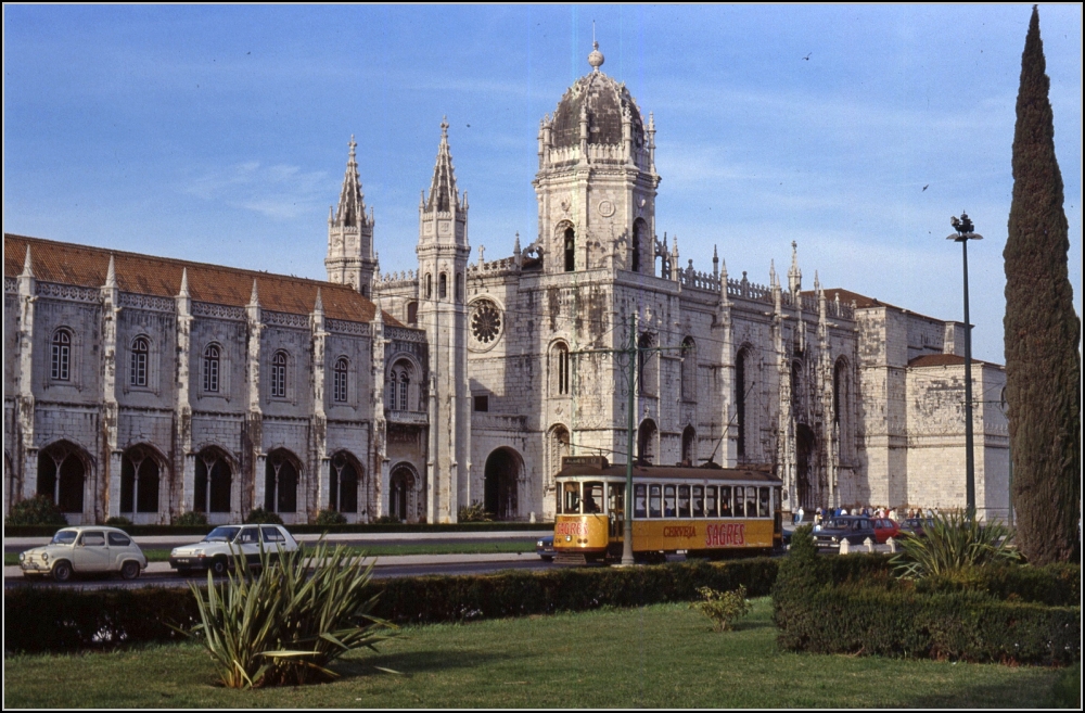 Schtzchen aus Lissabon beim Ausmisten gefunden... Im Gegensatz zu den Zweiachsern der Linie 28 sind die Vierachser schon lngst ausgestorben. Linie 17 auf der Flachstrecke beim Kloster Belm im Mrz 1990.