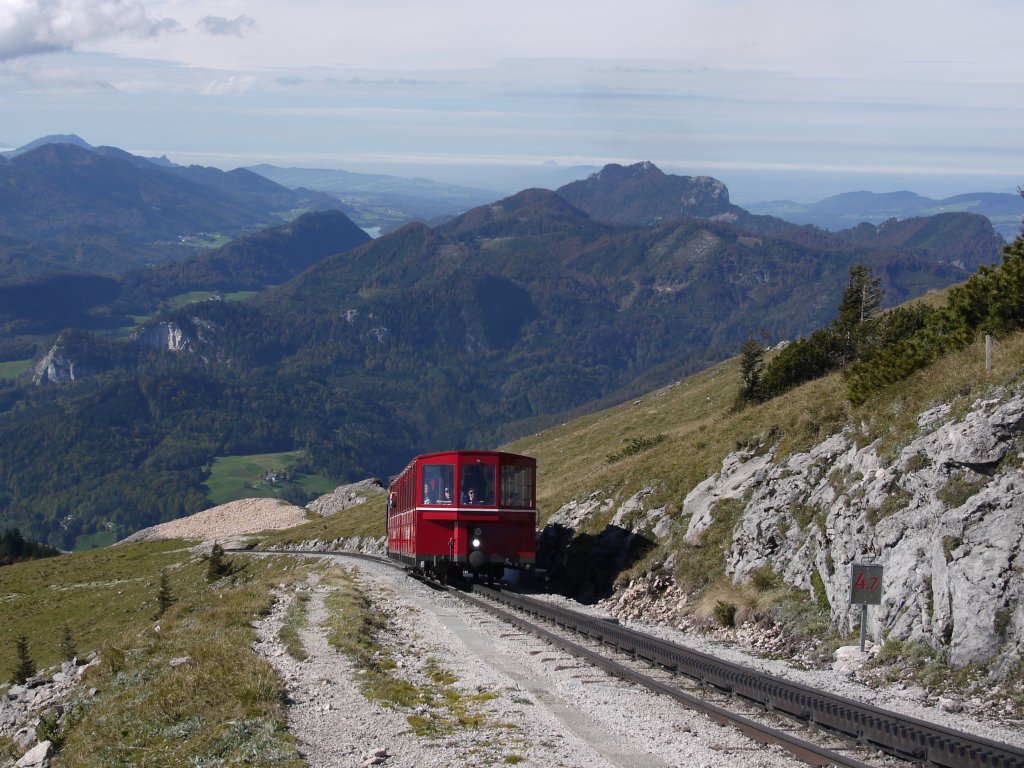 Schafbergbahn zu Berg oberhalb der Schafbergalpe kurz vor dem Bahnbergang am Wanderweg; 12.10.2012 

