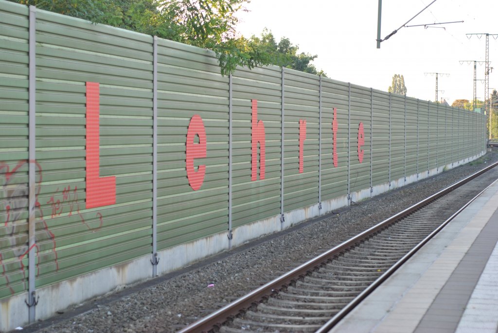 Schallschutzwand, mit der Aufschrift  Lehrte . Foto vom 08.10.2010