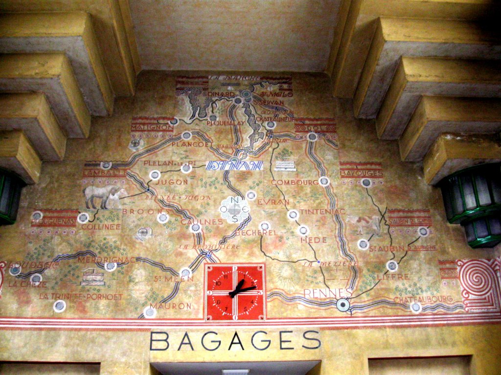 Schalterhalle im Bahnhof von Dinan/Bretagne. Der Bahnhof ist in Anlehnung an den franz�sischen Jugendstil erbaut. �ber den Fahrkartenschaltern ist eine Ansicht �ber die Orte der Region, �ber dem Gep�ckschalter die �bersicht �ber das Bahnstreckennetz zur Zeit der Inbetriebnahme des Bahnhofs. Heute ist im Bahnhof, im Bereich der ehemaligen G�terhalle, ein Eisenbahnmuseum. Aufnahmezeitpunkt: 24.08.2008