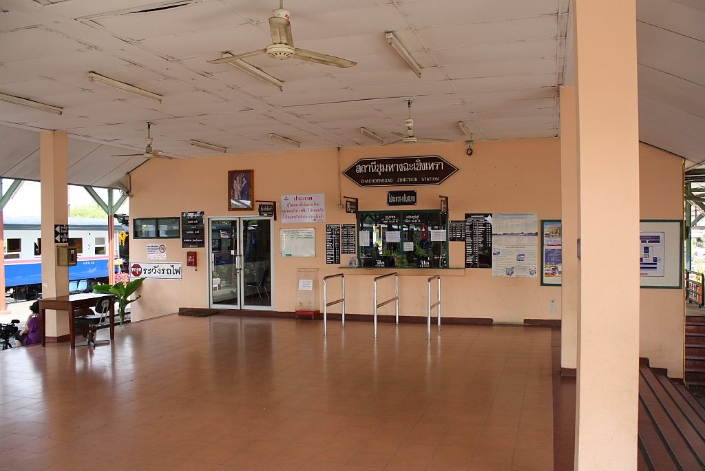 Schalterhalle des Bf. Chachoengsao Junction am 04.Dezember 2010.