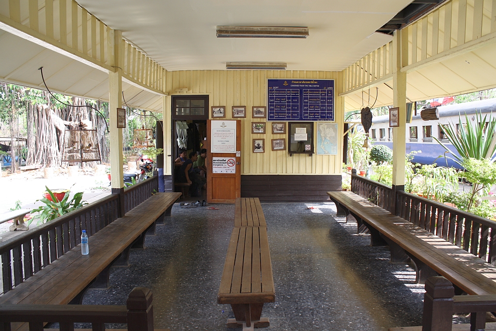  Schalterhalle  des Bf. Nam Tok am 11.M�rz 2012.