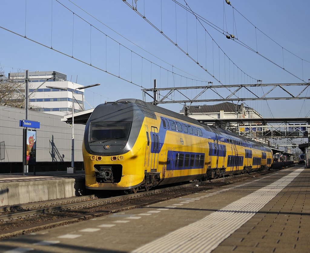 Scharf in Bild die DD-IRM mit IC von Vlissingen nach Amsterdam bei Ausfahrt von Bf Dordrecht am 17.02 2011.