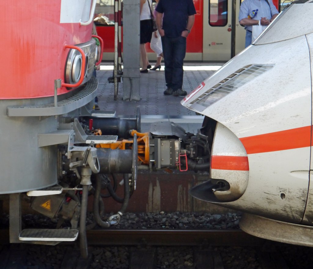 Scharfenberg-bergangskupplung an der 218 825, die den ausgefallenen ICE 403 060 am 23.07.12 aus dem Mannheimer Hbf zieht.