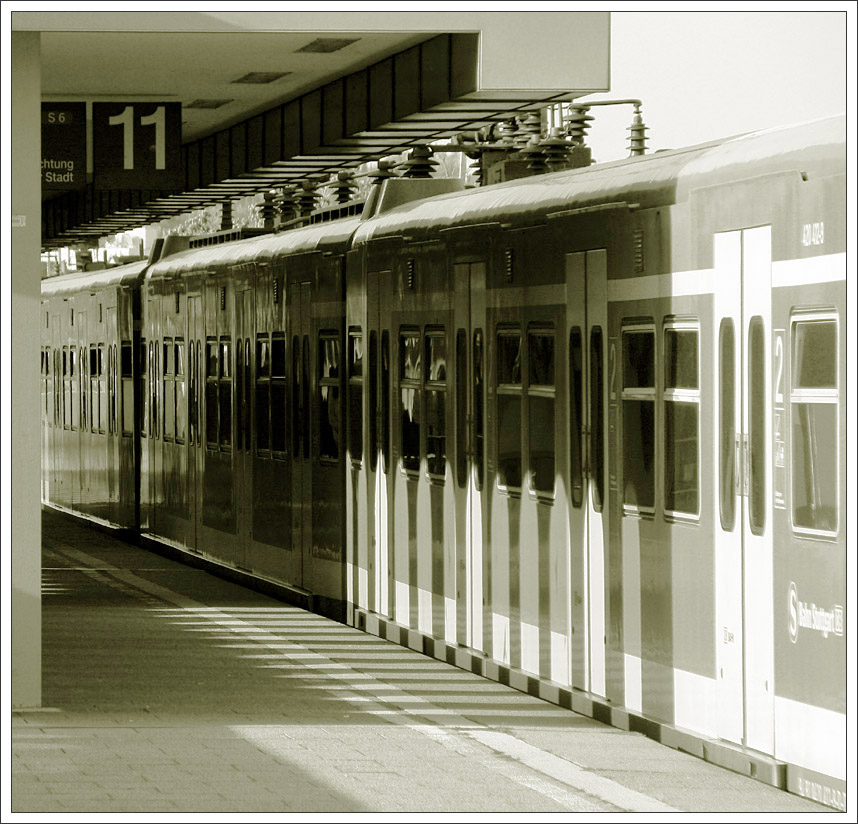 Schatten auf der Bahn - 

Ein Zug der Stuttgarter S-Bahnlinie S6 im hochliegenden Bahnsteig in Richtung Weil der Stadt. 

26.10.2010 (M)