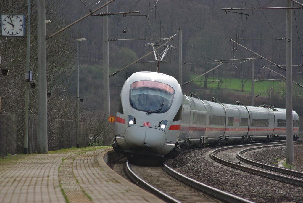  Schau mir in die Augen kleines  ... ein ICE der 3. Generation in Fahrtrichtung Bebra bei Hrschel. Aufgenommen am 01.04.2010.