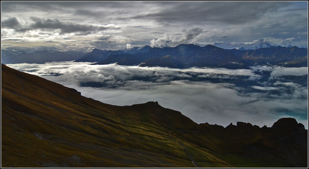 Schauriger Blick ins (Berner Ober-)Land bei Ankunft der Nachzgler des Bahnbildergipfeltreffens 2012... (im September). Unten im weiten Bogen die Streckenfhrung der Brienzer-Rothorn-Bahn.