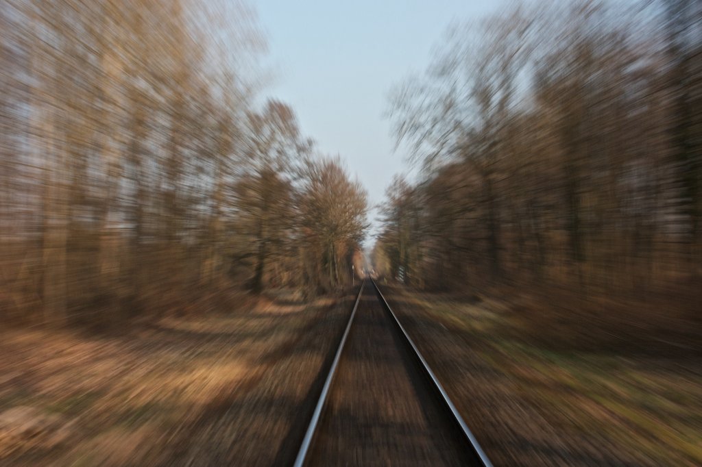 Schaut mal genau hin: Ich nenne es  Im Rausch der Geschwindigkeit . (Das Bild entstand von einem geffneten Bahnbergang der Strecke Freiburg- Breisach. Am 5.Mrz.2011) (unbearbeitet!) 