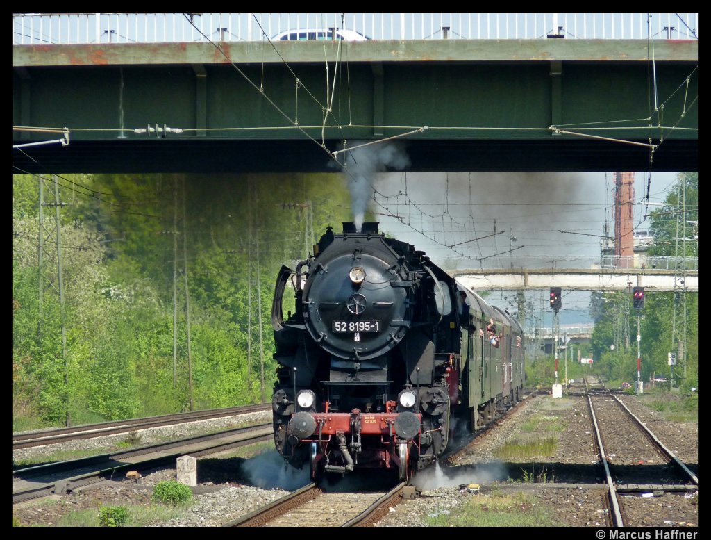 Scheinanfahrt der 52 8195-1 der Frnkischen Museums-Eisenbahn (FME) in Forchheim. Der erhoffte Rauchpilz unter der Brcke blieb leider aus, weil es ganz einfach schon zu warm war... Die Sonderzugfahrt fhrte uns von Nrnberg Nord-Ost nach Ebermannstadt um dann weiter auf der Strecke der Dampfbahn Frnksiche Schweiz (DFS) nach Beringersmhle zu fahren. Sie stand unter dem Motto:  Mit dem Osterexress ins Wiesental . Aufgenommen am 24. April 2011