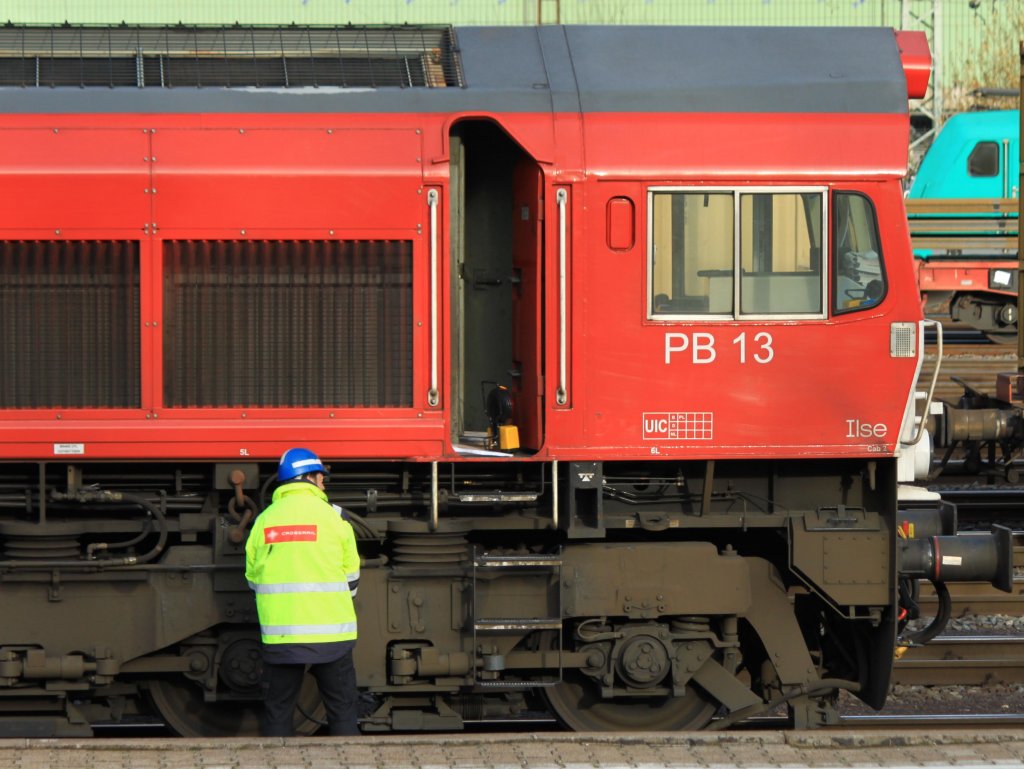 Scheint eine lngere Fahrt zu werden, letzte Vorbereitungen des Tf bevor er am 11.12.2011 mit der Class66 PB13 von Crossrail mit einem Containerzug am Haken Aachen West Richtung Belgien verlt.