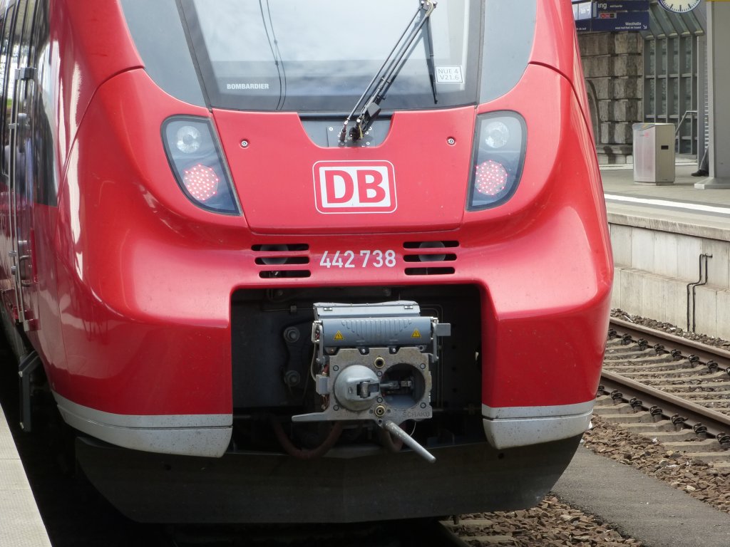 Scheinwerfer und Kupplung der 442 738, Nrnberg Hbf am 23.Juni 2013.