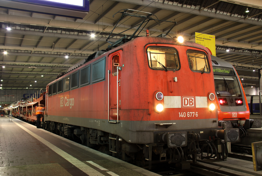 Schenker / DB Cargo 140 677-6 steht mit einer CNL nach Rom in Mnchen HBF am 14.12.2012